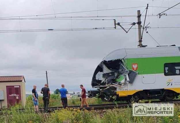 В Польщі під Варшавою електричка зіткнулася з вантажівкою: є загиблі