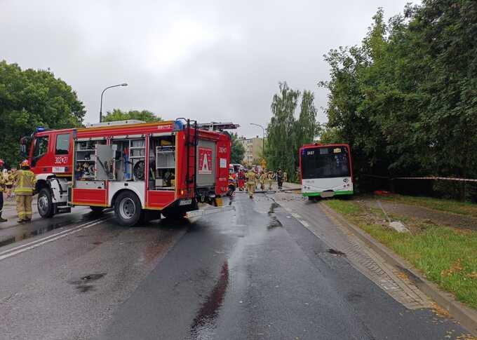 В польському Любліні міський автобус в’їхав у зупинку: є постраждалі