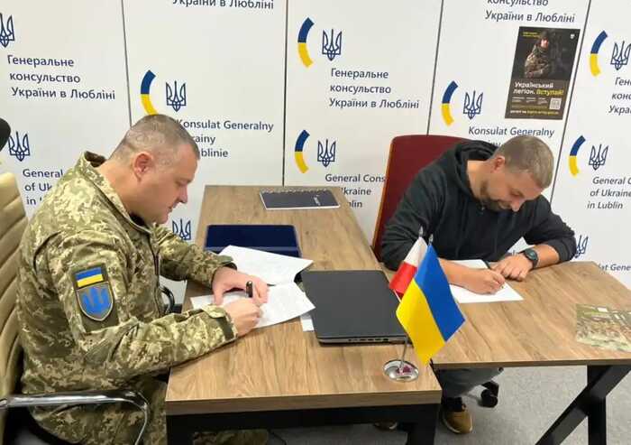 Перші добровольці "Українського легіону" у Польщі підписали контракти з Міноборони