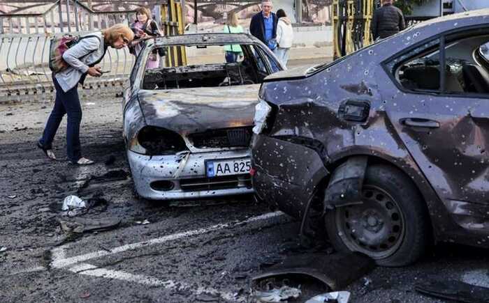 У мережі з’явилось відео удару ворожого безпілотника по житловому кварталу у Запоріжжі