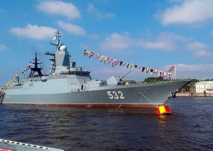 Російські військові кораблі почали супроводжувати танкери "тіньового флоту"