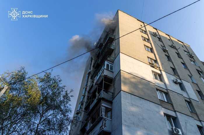 Росіяни атакували дроном багатоповерхівку у Харкові: серед десятків постраждалих – діти