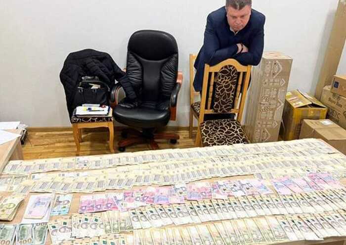Начальник освіти Яворова, затриманий на хабарі в 800 тисяч гривень, повернувся до виконання обов’язків