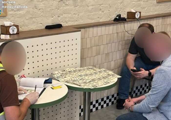 У Києві працівника суду підозрюють у вимаганні 5900 доларів за «допомогу» з військовим обліком