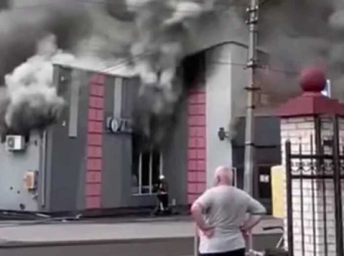У Радехові на Львівщині спалахнув супермаркет унаслідок удару блискавки