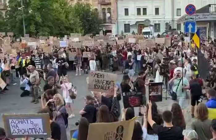 У столиці відбувається акція проти тиску на НАБУ і САП: зібралося близько 400 людей