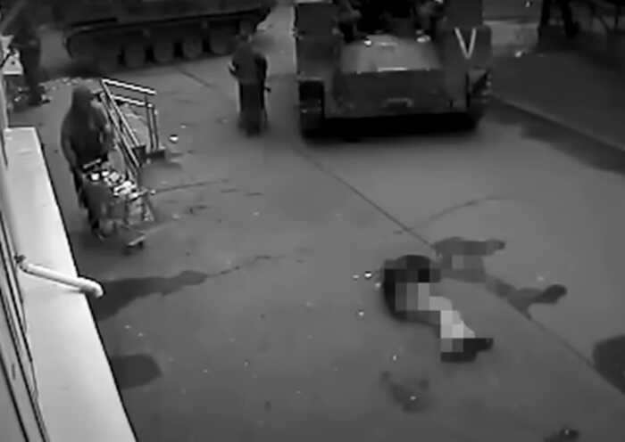 З’явилися нові кадри розстрілу мирного жителя в Бучі та мародерства російських військових