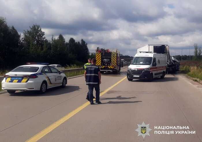 На Житомирщині зіткнулися вантажівка та легковик: водії загинули