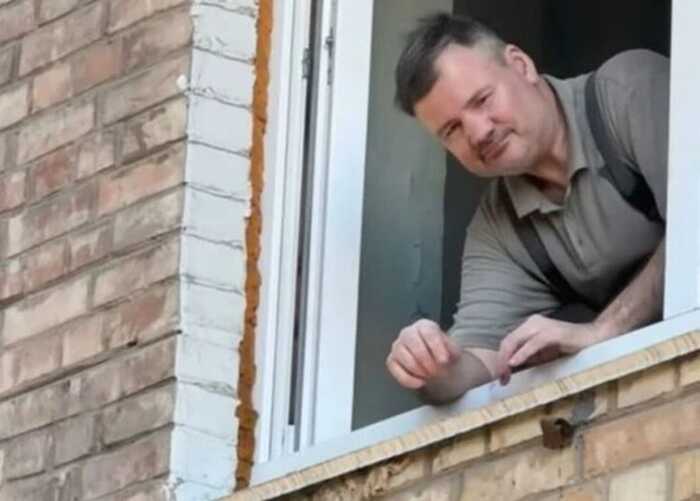 У Києві чоловік з вікна будинку глумився над військовим, який втратив ноги