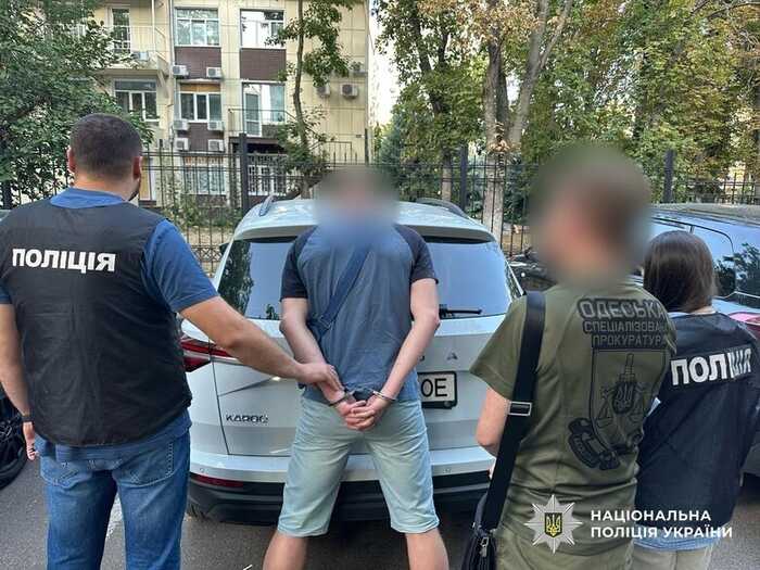 На Одещині військовий ТЦК обіцяв за 10 тисяч доларів таємно вивезти з частини, — поліція