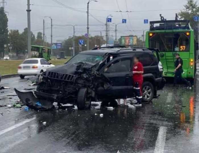 У Харкові авто на швидкості 140 км/год врізалося в тролейбус і маршрутку: багато постраждалих