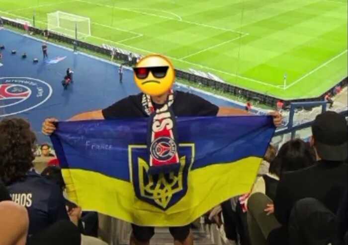 У Парижі українського військового усунули з трибуни матчу ПСЖ через жовто-синій прапор