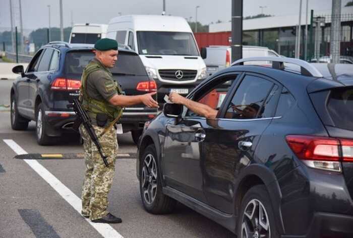 Чоловікам до 22 років дозволили виїзд за кордон під час воєнного стану